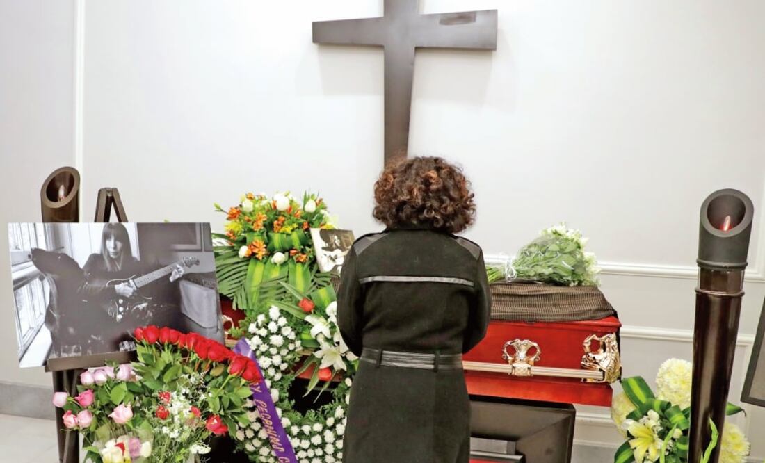 A la funeraria llegaron familiares y personalidades del mundo de la música, como Hebe Rosell y Tania Libertad (FOTOS: JUAN BOITES Y ARCHIVO EL UNIVERSAL)