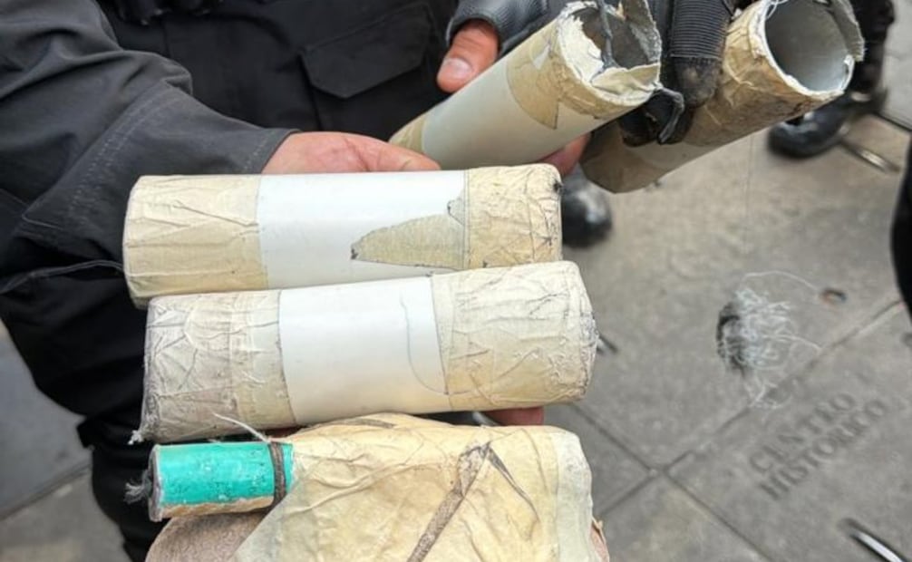 Artefactos explosivos de fabricación artesanal presuntamente elaborados con tubos de PVC, pólvora y piedras fueron utilizados durante los enfrentamientos registrados entre integrantes de la CNTE
Foto: Especial.