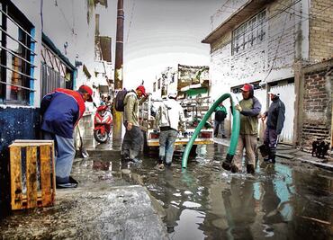 En Ecatepec recuperan los enseres entre aguas negras