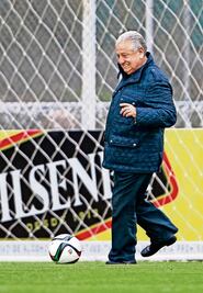 Líder de futbol de Ecuador, al banquillo