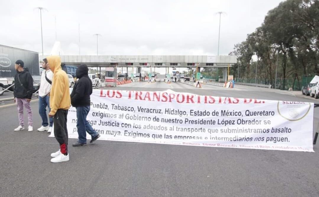Cientos de automovilistas quedaron varados en la autopista y otros más tomaron rutas alternas para viajar de la capital del país al puerto de Veracruz y viceversa. Foto: Especial