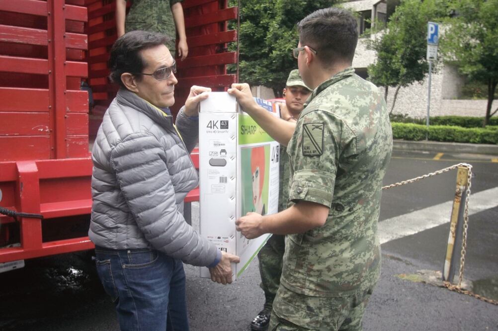 Los donativos iban desde cubiertos hasta una pantalla plana (CARLOS MEJIA. EL UNIVERSAL)