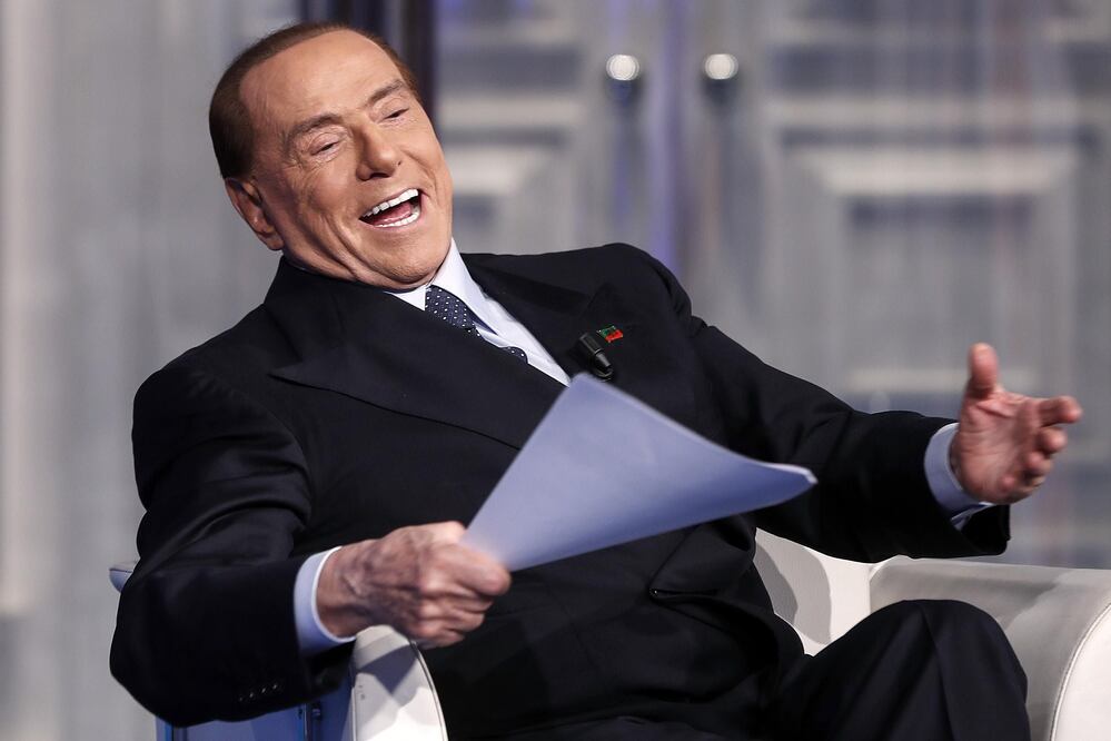 El exprimer ministro italiano, Silvio Berlusconi, habla durante la grabación del programa de Rai TV 'Porta a Porta'. (FOTO: EFE)