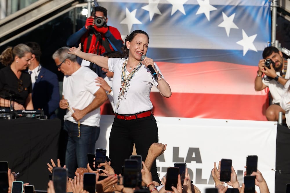 María Corina Machado, la líder opositora venezolana, durante un encuentro con la comunidad de su país en España, en la Puerta del Sol, en Madrid. Foto: EFE