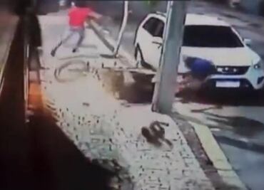 Con patada voladora joven tumba a ladrones en moto y evita robo
