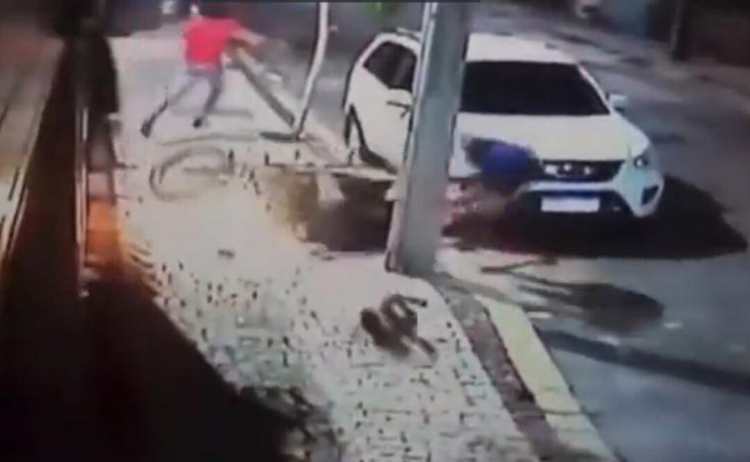 Momento posterior a la patada voladora contra los ladrones.  Foto: Tomada del video 