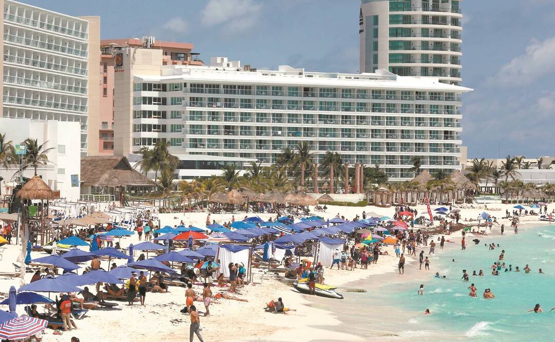 La Ssa alertó por una tercera ola de contagios Covid provocada durante el periodo vacacional. En la imagen, turistas en Cancún. Foto: ARCHIVO EL UNIVERSAL
