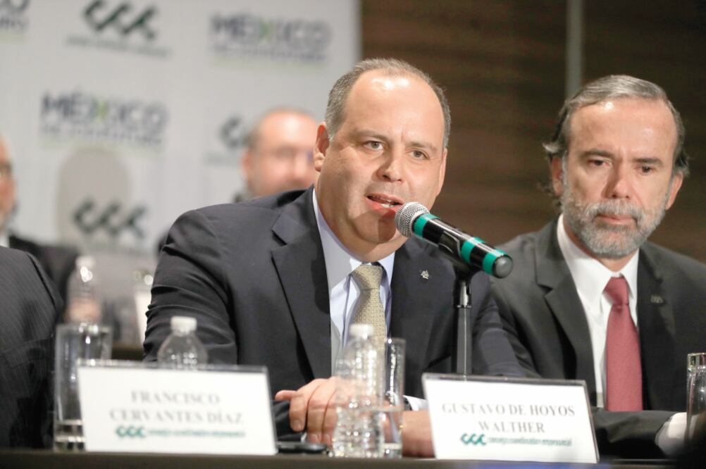 Gustavo de Hoyos, líder de la Coparmex (izq.), criticó al gobierno federal por la cancelación del aeropuerto y la ley contra la compensación de impuestos. Foto: IRVIN OLIVARES. EL UNIVERSAL