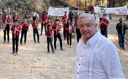 Banda infantil recibe a AMLO en municipio de Oaxaca; piden pavimentación de calles