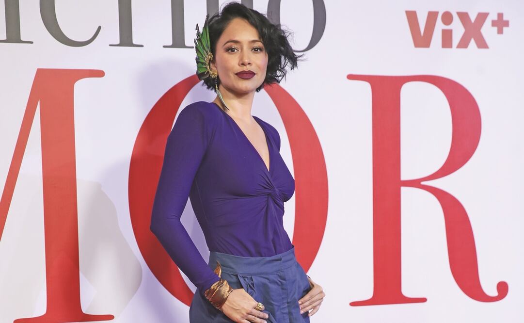 Maya llevó un tocado de plumas a la premier de la película Enfermo amor.