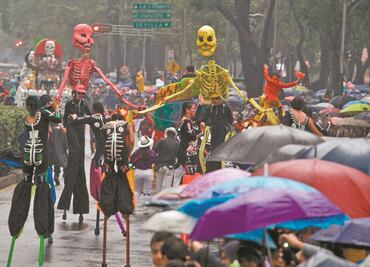 Capitalinos viven con alegría desfile de muertos