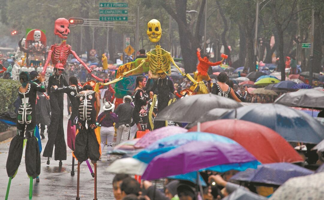 Entre carros alegóricos, calaveras, música, lluvia y ráfagas de aire frío, más de 800 mil personas fueron testigos del Megadesfile del Día de Muertos, que partió de la Estela de Luz al Zócalo capitalino.  FOTOS:GERMÁN ESPINOSA. EL UNIVERSAL