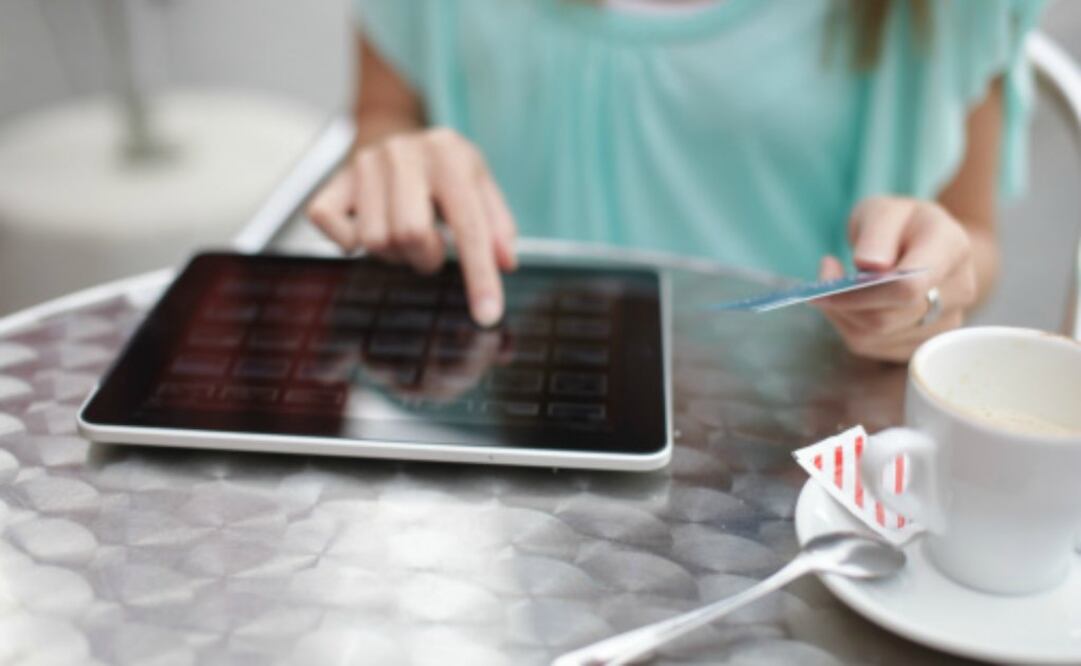  Los más propensos revisan Facebook, Twitter o Instagram antes de irse a la cama y, al despertar. (Foto: Especial ) 