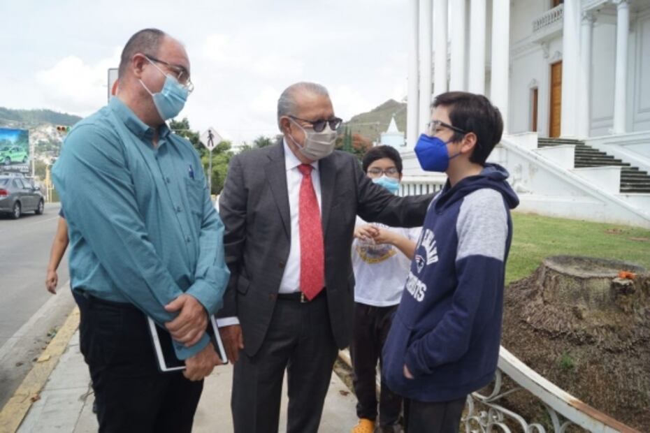 Tras vencer batalla legal, vacunan contra Covid-19 a 18 menores en Oaxaca