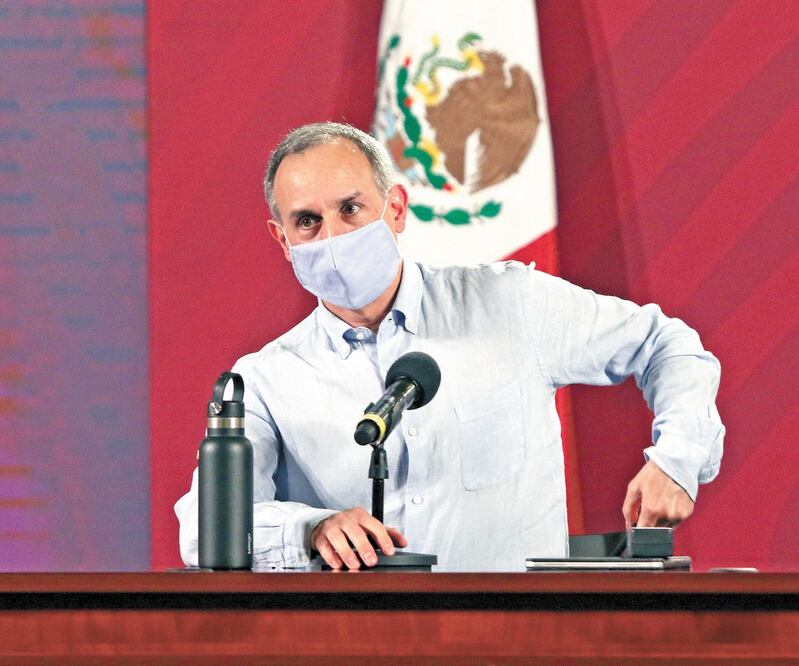 El subsecretario de Salud, Hugo López-Gatell, destacó el descenso de contagios durante la conferencia de Covid. Foto: Carlos Mejía. El Universal
