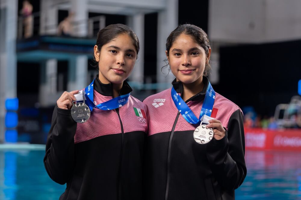 Mia y Lia Cueva posan con las medallas de plata en la Copa del Mundo de Clavados / Foto: CONADE