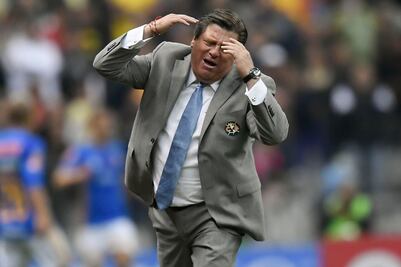 "Piojo" Herrera molesto con el arbitraje