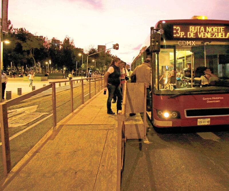En Bellas Artes, rumbo a San Lázaro, se construyó una estación provisional de la Línea 4 del Metrobús, hecha de madera. CARLOS MEJÍA. EL UNIVERSAL