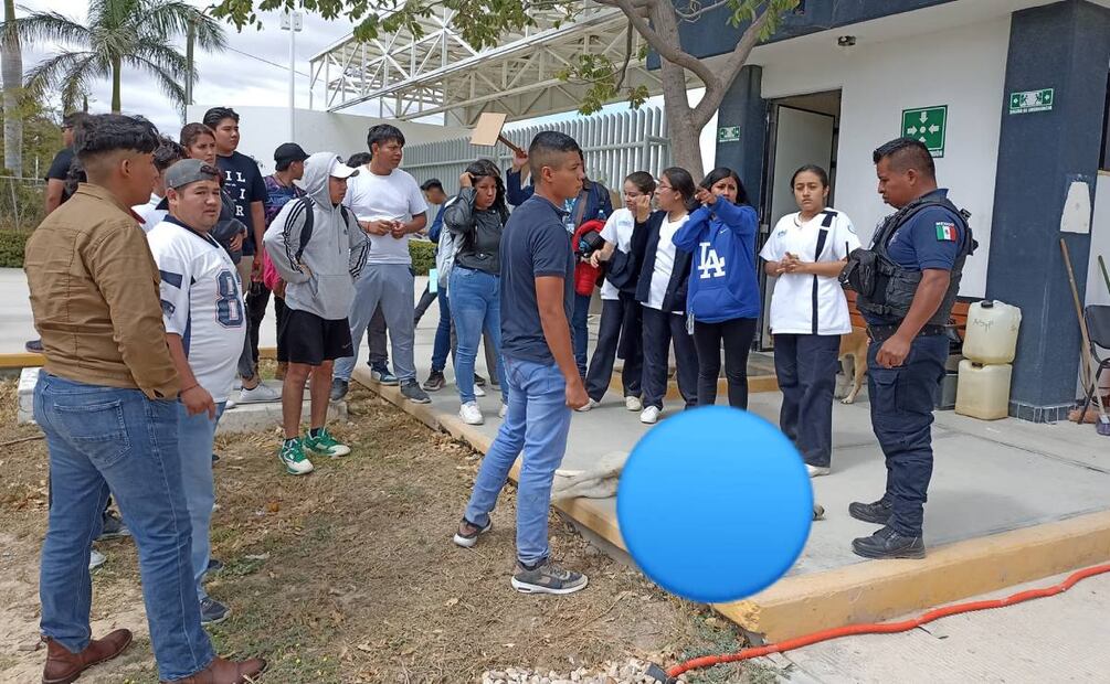 El cuerpo de "Ingeniero" afuera de la universidad. Foto: Especial/El Universal
