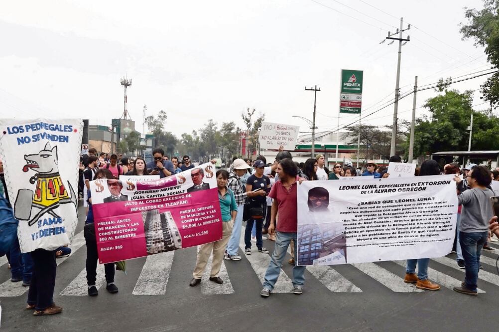 Vecinos de la colonia Copilco y estudiantes de la UNAM salieron ayer a las calles a manifestarse contra la obra de las dos torres departamentales que la empresa Be Grand edifica. (LUIS CORTES. EL UNIVERSAL)