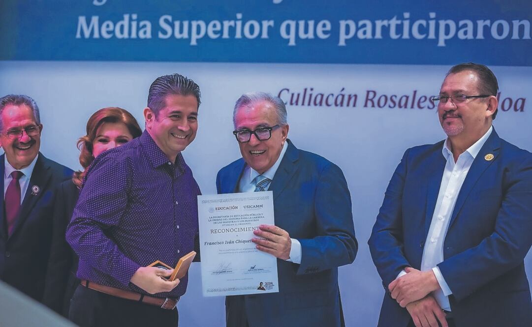 El gobernador entregó reconocimientos a los docentes y un estímulo económico de 10 mil pesos a cada uno. Foto Especial