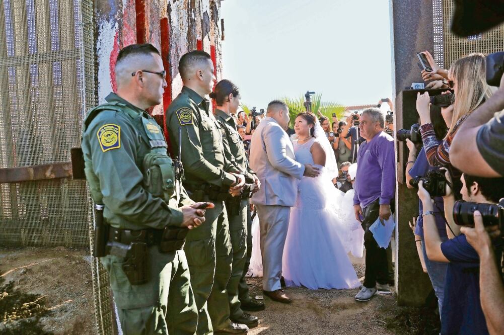 Brian Houston se casó con Evelia Reyes el año pasado cuando se abrió la “Puerta de la Esperanza”; después se dio a conocer que él es narcotraficante. (HOWARD LIPIN. AP)