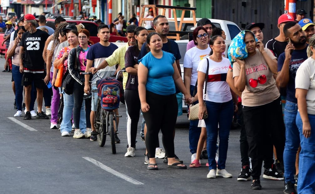 Tras ataque de EU en Venezuela, cientos de comercios permanecen cerrados por lo que venezolanos hacen filas para comprar comida en donde se pueda. FOTO: Jacinto Oliveros / AFP
