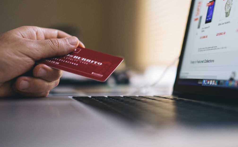 Los navegadores almacenan información sobre ti basadas en tus búsquedas y los datos que ingresas cuando compras algo en línea. (Foto: Pexels/Capturas de pantalla)