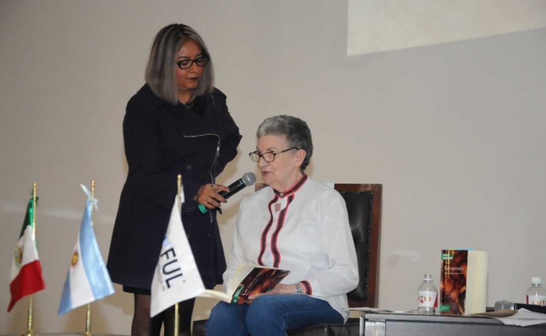 La escritora y poeta Angelina Muñiz presenta su libro "Los esperandos. Piratas judeoportugueses… y yo". Foto: Ramona Miranda / Secretaría de Cultura