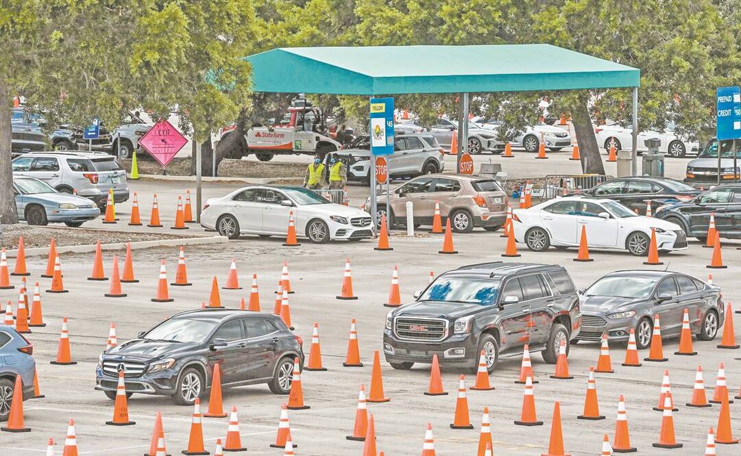 Un centro de vacunación en Miami. Más de 100 millones de personas recibieron hasta ayer al menos una dosis de una sustancia contra el Covid-19 en Estados Unidos. Foto: Chandan Khanna/ AFP.