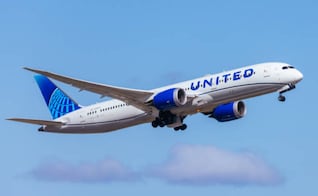 Avión regresa por amenaza de seguridad tras altavoz Bluetooth llamado “bomba”; detienen al responsable