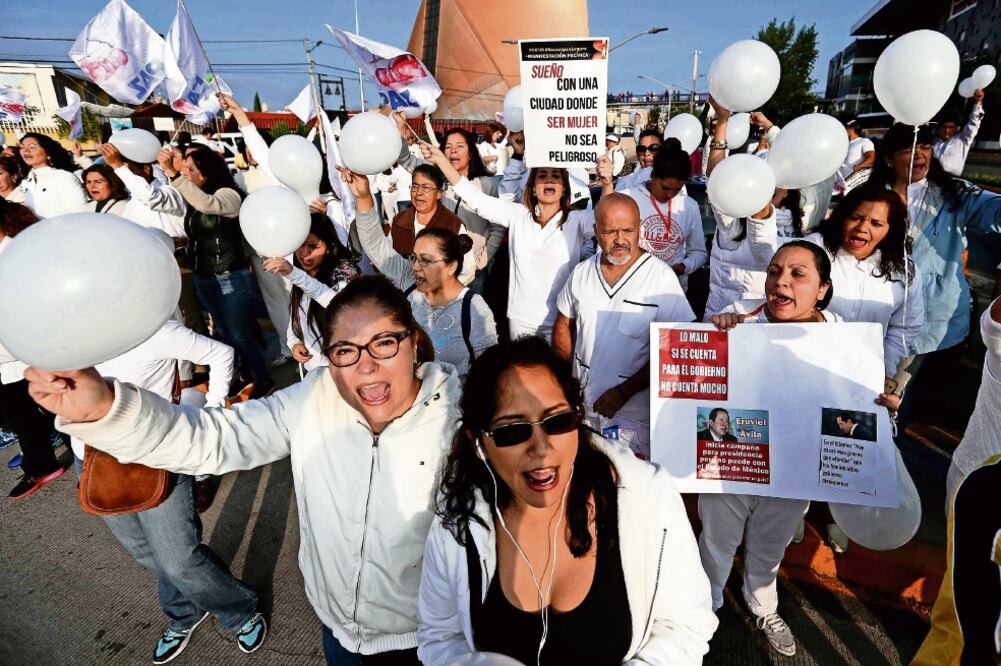 migos y familiares de Karen y Adriana, dos mujeres que fueron secuestradas y encontradas sin vida tres días después, se manifestaron para pedir paz en el municipio de Naucalpan (FERNANDO RAMÍREZ. EL UNIVERSAL)