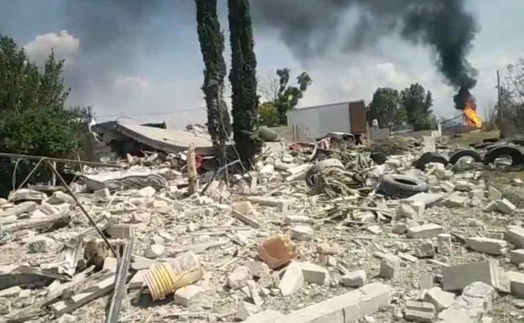 Una mujer muestra cómo quedo su casa tras la explosión en una toma clandestina en un ducto de Pemex Foto: Especial