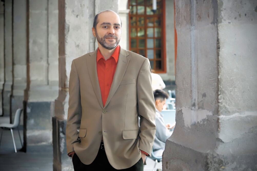 Con su libro, Geney Belrán espera que los lectores sean críticos de la violencia contra mujeres y niños. Foto/BERENICE FREGOSO. EL UNIVERSAL