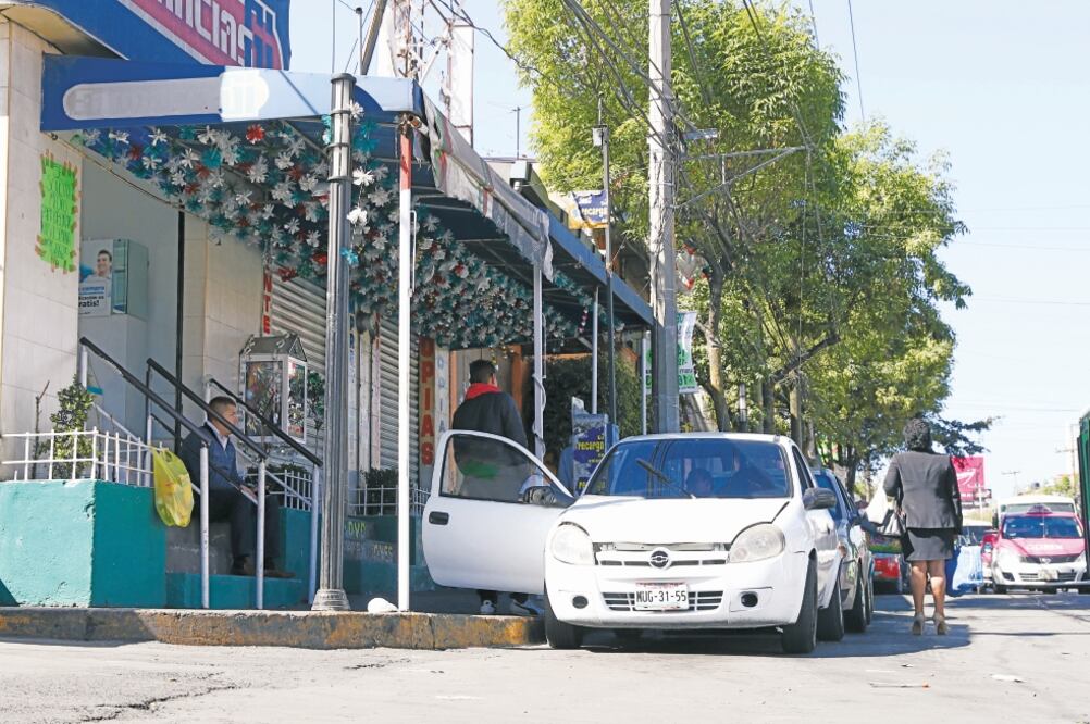 Los vehículos que prestan servicio de taxi invaden principalmente las delegaciones Cuajimalpa, Magdalena Contreras, Álvaro Obregón, Iztapalapa, Gustavo A. Madero y Tlalpan. Paradero en la colonia La Mexicana, en Álvaro Obregón. (VALENTE ROSAS)