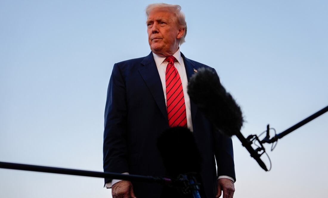 El presidente Donald Trump habla con periodistas antes de abordar el Air Force One en el Aeropuerto Internacional de Lehigh Valley, el domingo 3 de agosto de 2025, en Allentown, Pensilvania. Foto: AP