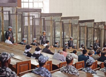 Egipto condena a muerte a 75 por protesta de 2013