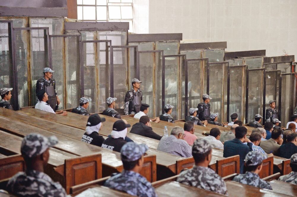 Los acusados por la masacre de la plaza de Rabaa de Egipto, durante la sesión de ayer, en El Cairo, en la que se emitieron las sentencias. MOHAMED EL-SHAHED. AFP