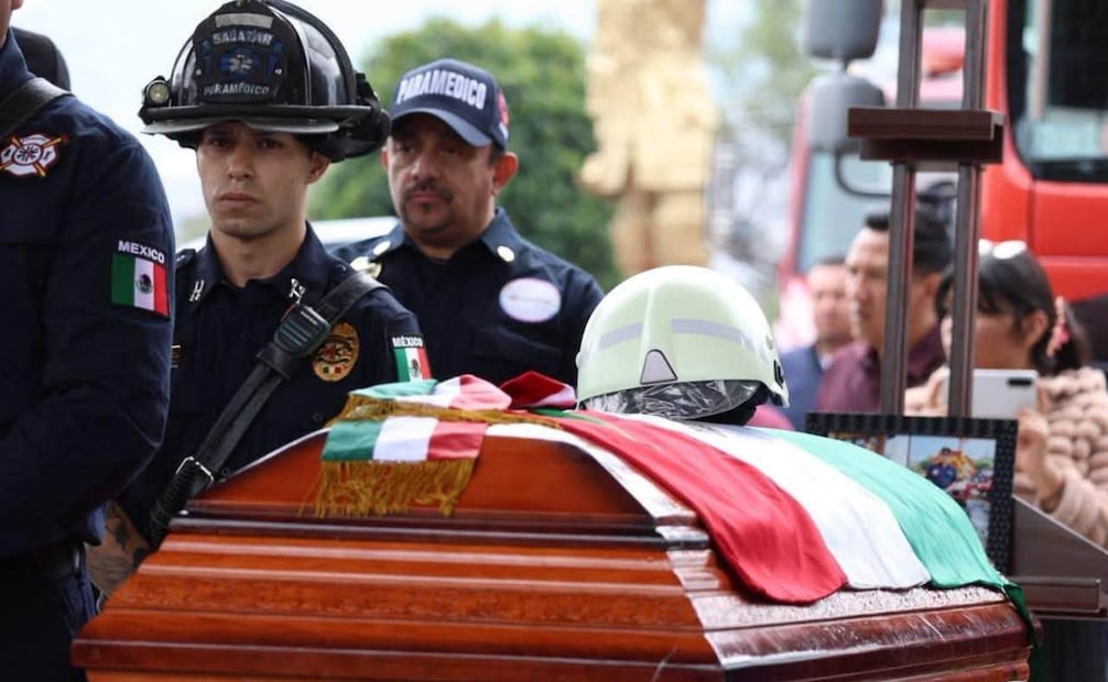 Durante la ceremonia también se planteó la necesidad de mantener capacitación, equipamiento y condiciones laborales para los elementos del cuerpo de Bomberos.
(07/09/26)
Foto: Especial.
