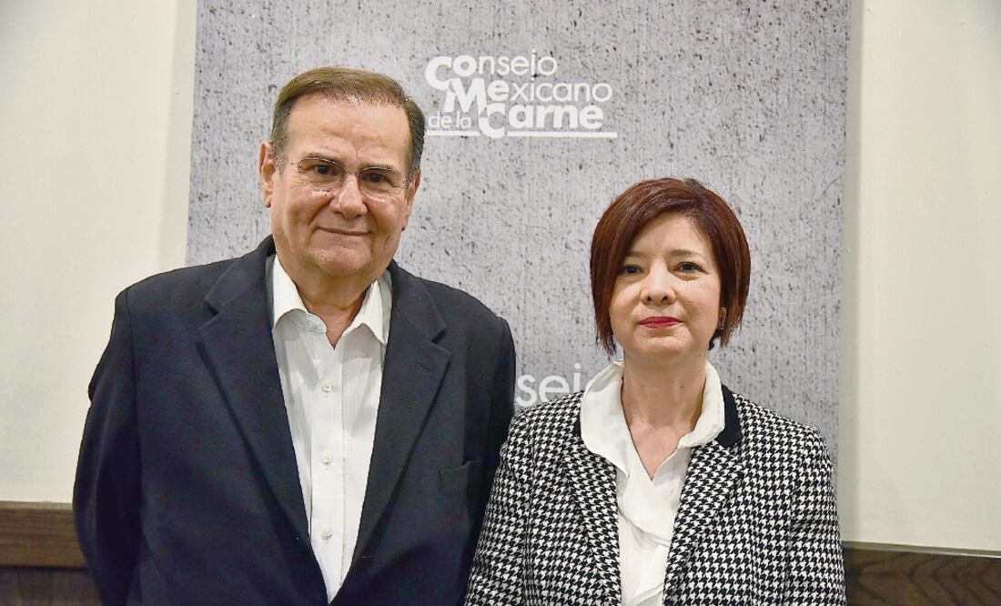 Héctor Elizondo, presidente del comité organizador de Expo Carnes y Lácteos 2019, y Carla Suárez Flores quien fue reelecta ayer como presidenta del Consejo Mexicano de la Carne (Comecarne) por tercer año consecutivo. (CORTESÍA)