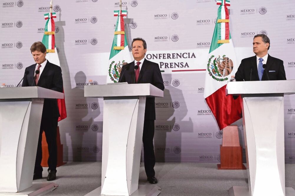 De izq. a der., Enrique de la Madrid (Sectur), Eduardo Sánchez (Presidencia) y Alejandro Soberón (CIE), al informar la derrama económica de Fórmula 1 en 2016 (JUAN CARLOS REYES. EL UNIVERSAL)