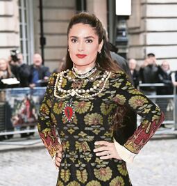 Hayek rescata a perro; lo llama Ochoa