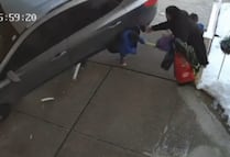 VIDEO: Mujer en estado de ebriedad atropella a madre y sus dos hijos en Nueva Jersey; menor sufrió lesiones en la pierna