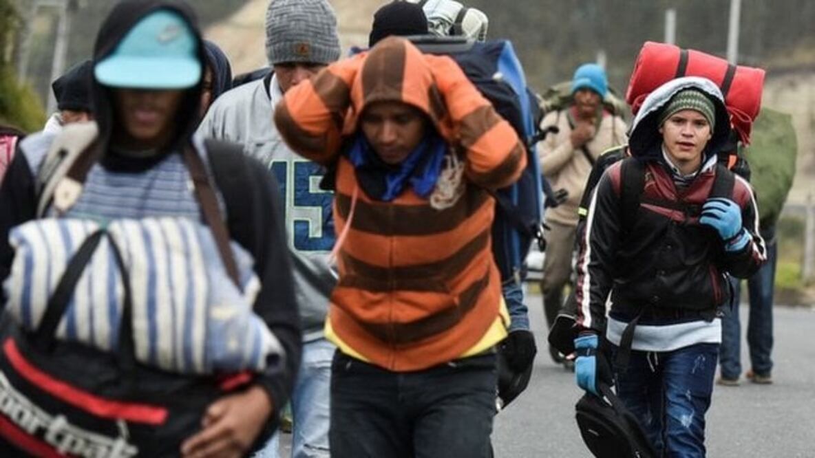 Miles de migrantes venezolanos recorren a pie cada día la carretera panamericana en su ruta hacia el exilio (Foto: Getty Images)