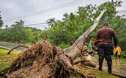 Helene deja inundaciones y turistas varados en Quintana Roo