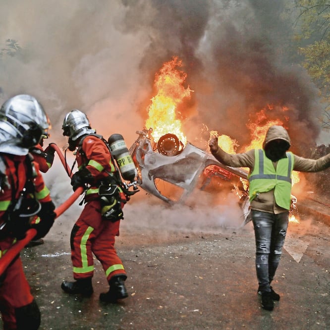 Integrantes de chalecos amarillos se manifestaron en la plaza Charles de Gaulle, París. El enfrentamiento entre ellos y las fuerzas de seguridad se registraron cerca del Arco de Triunfo, y las autoridades locales indicaron que más de 200 personas. REUTERS