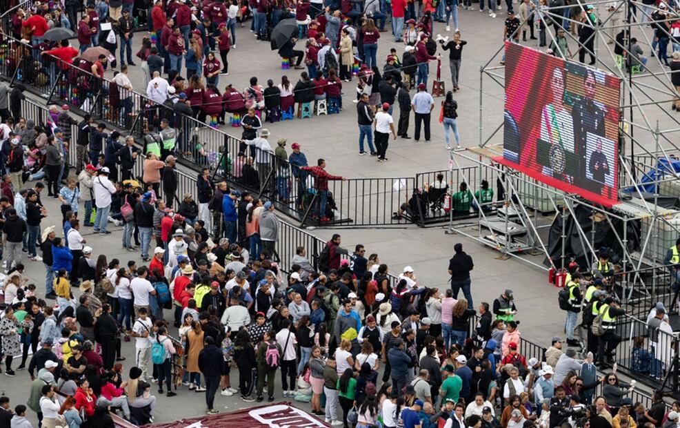 Miles de personas se han congregado en la plaza de la Constitución de la Ciudad de México para escuchar el primer mensaje de la presidenta Claudia Sheinbaum. Foto: Hugo Salvador/EL UNIVERSAL