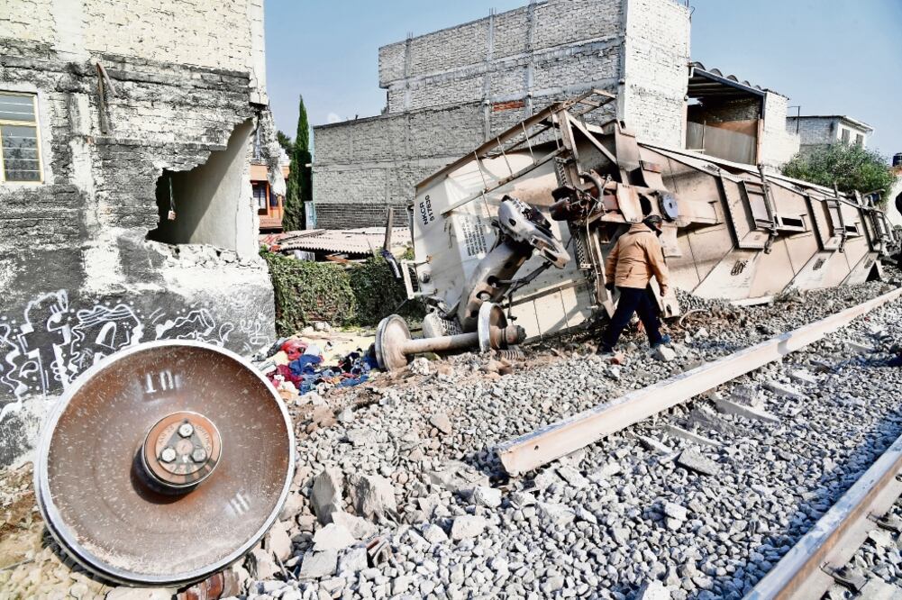 Un vagón con 60 toneladas de maíz volcó y sepultó a cinco personas en calle Manzanillo; las víctimas murieron en el lugar. (ARCHIVO EL UNIVERSAL)