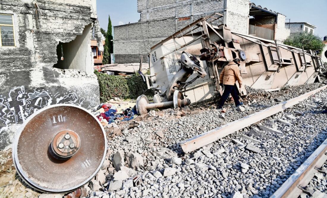 Un vagón con 60 toneladas de maíz volcó y sepultó a cinco personas en calle Manzanillo; las víctimas murieron en el lugar. (ARCHIVO EL UNIVERSAL)