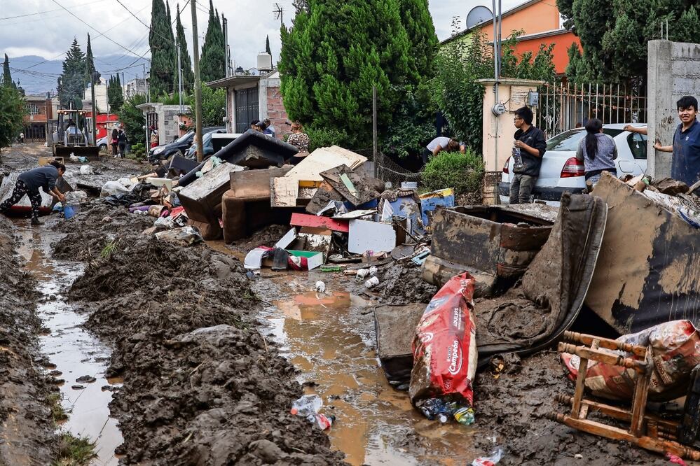 En Chalco, alrededor de 650 casas fueron afectadas en Pueblo Nuevo, Los Héroes y El Cupido; 500 funcionarios públicos y elementos de la Guardia Nacional y la Secretaría de la Defensa Nacional (Sedena) los apoyaron en labores de limpieza. Foto: de Hugo Salvador. El Universal
